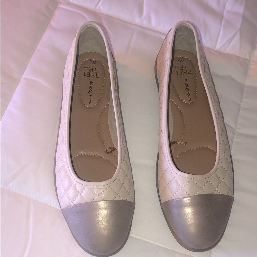 Time and Tru Off-White/Taupe Women’s Flats with Quilted Stitching  8.5